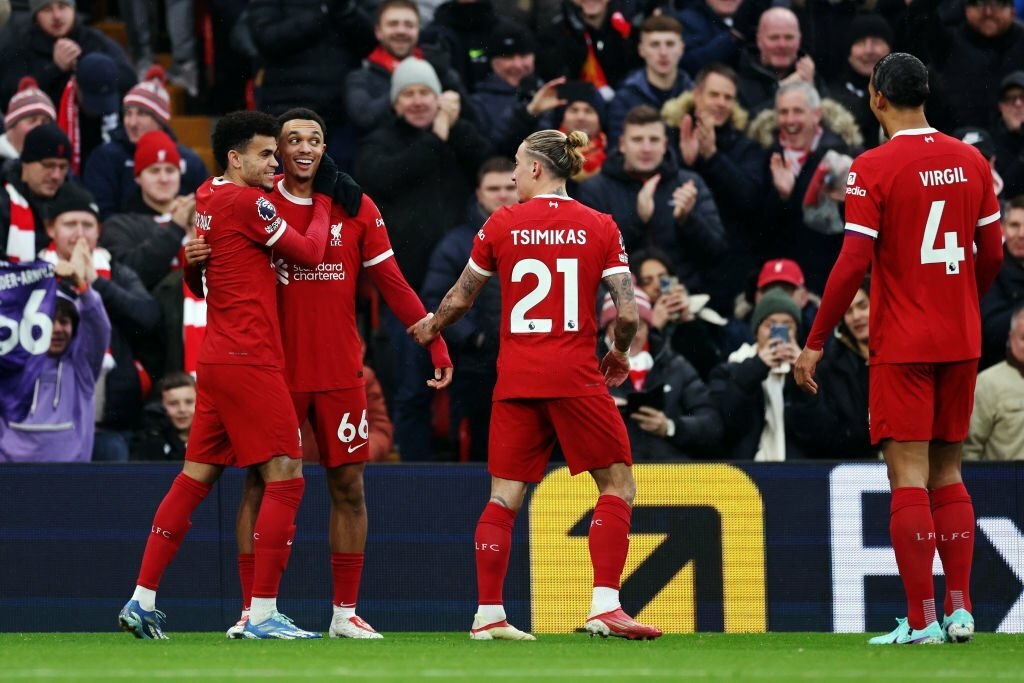 Virgil van Dijk tự hào về các cầu thủ trẻ Liverpool