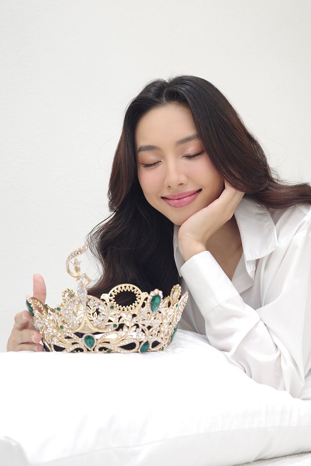 Hoa hậu Thuỳ Tiên khoe vẻ đẹp ngọt ngào với bộ ảnh kỷ niệm 2 năm đăng quang