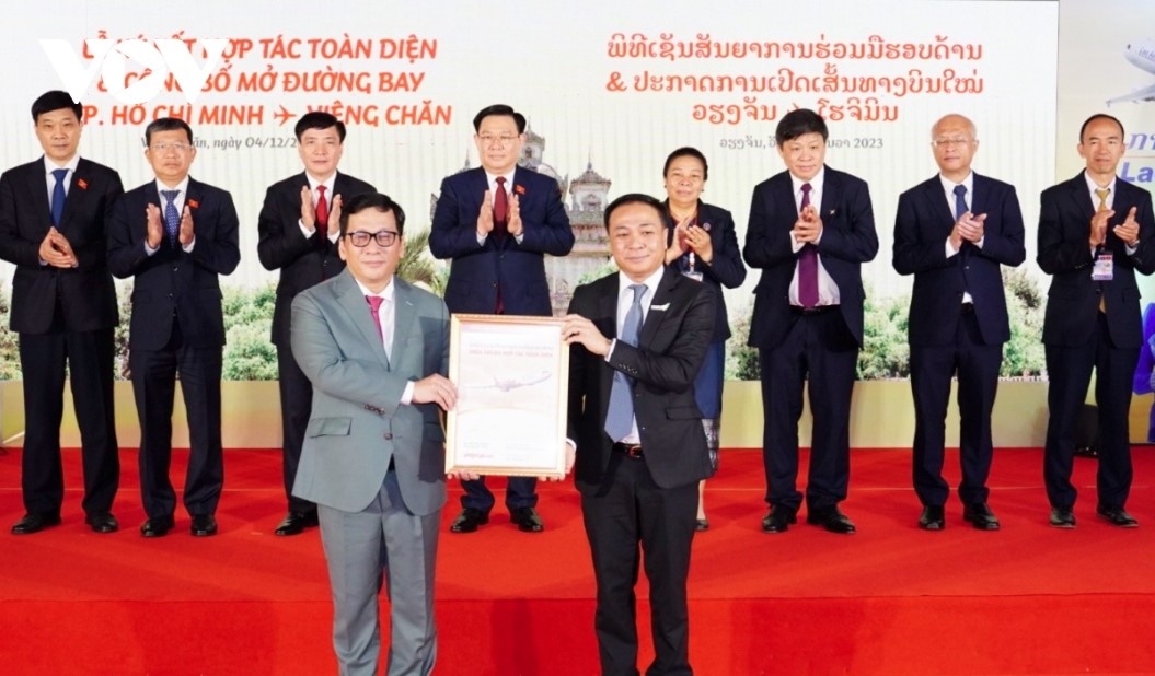 na leader attends signing ceremony of vietjet air- lao airlines cooperation deal picture 2