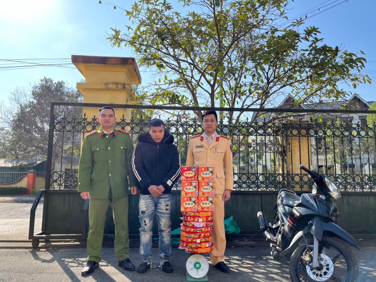 bat qua tang thanh nien mua 21kg phao no choi tet hinh anh 1