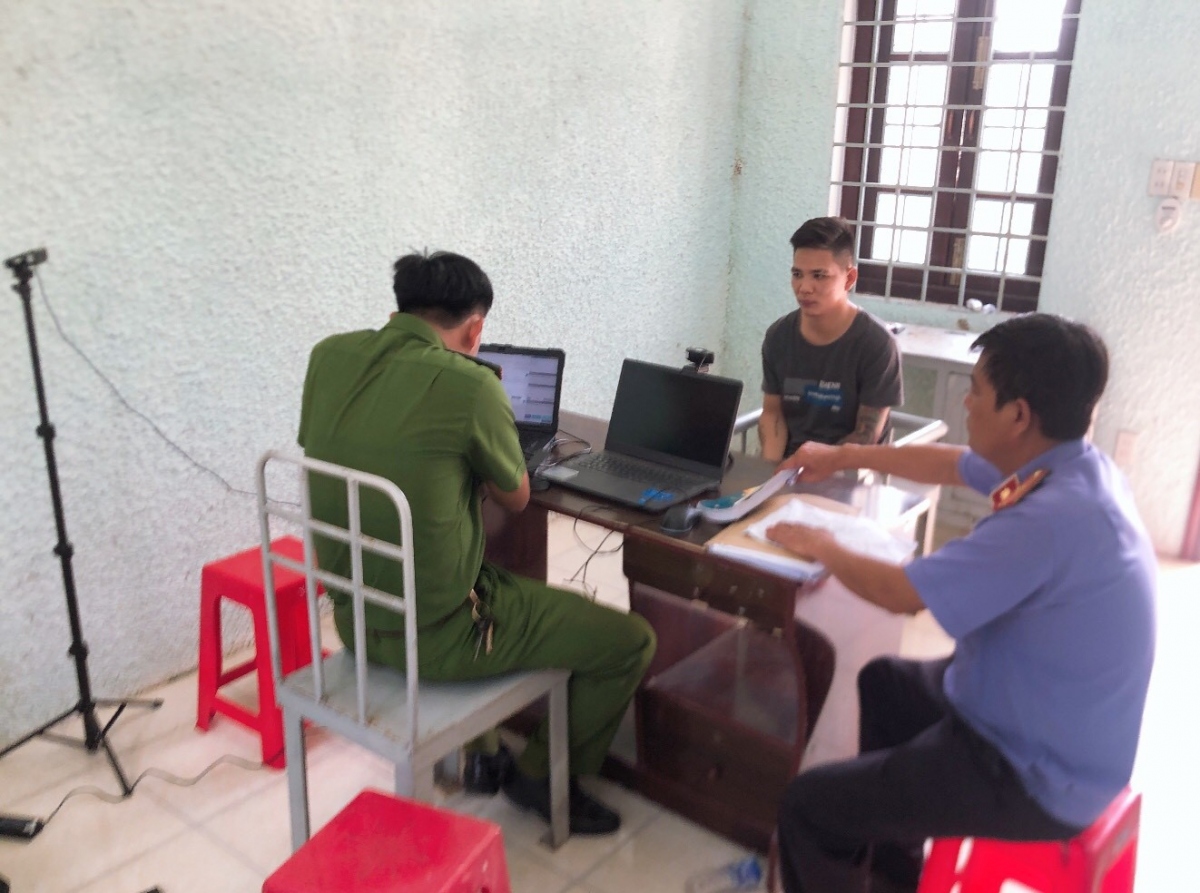 khởi tố, bắt giam nghi phạm dùng dao đâm đồng nghiệp trọng thương. hình ảnh 1 khoi to, bat giam nghi pham dung dao dam dong nghiep trong thuong. hinh anh 1
