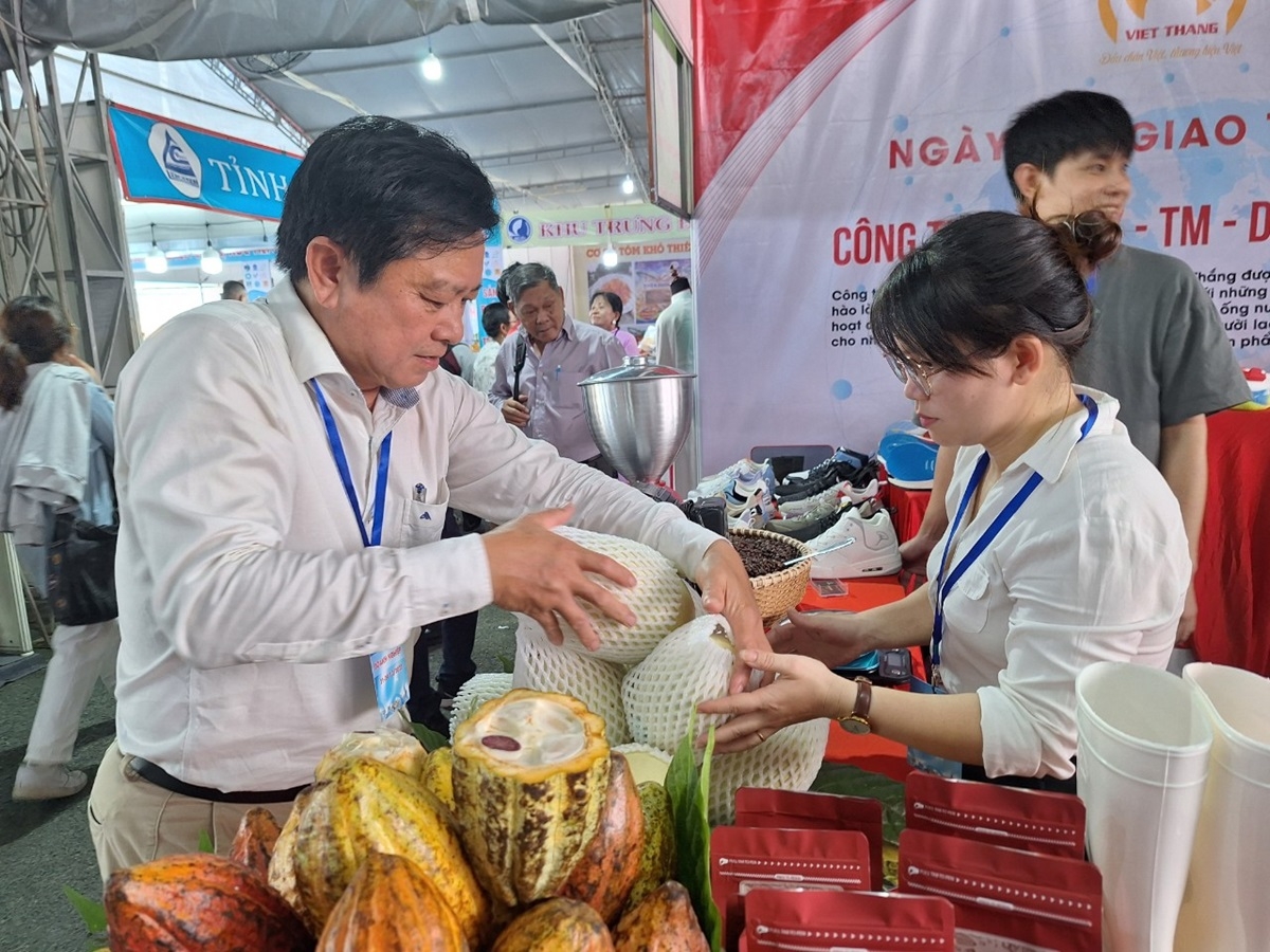 Doanh nghiệp chuyển đổi số, sản xuất xanh để nắm bắt cơ hội năm 2024