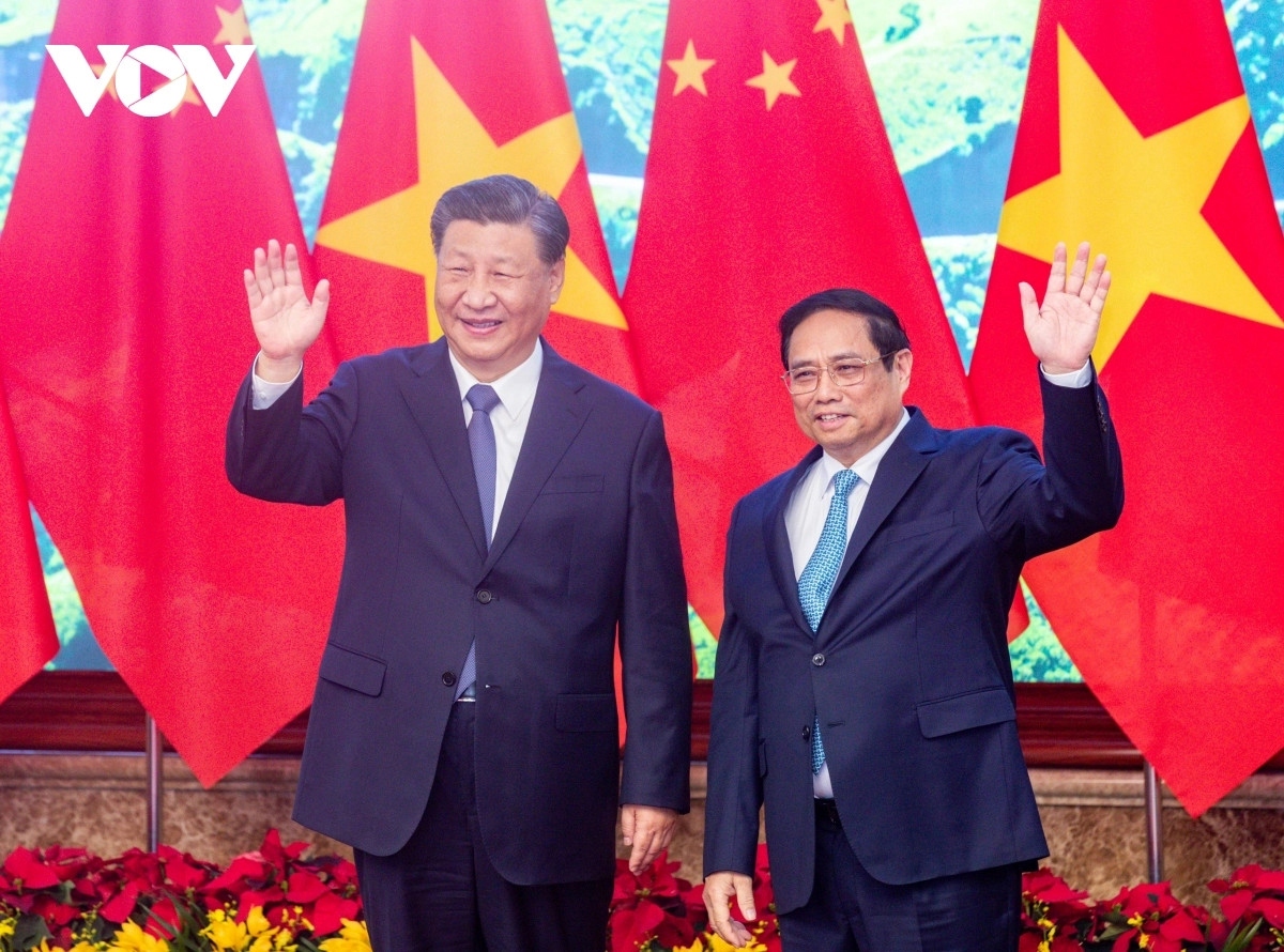 vietnam gives top priority to developing relations with china picture 1