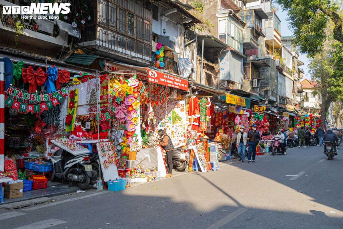 chua qua giang sinh, do trang hoang tet da duoc bay ban hinh anh 2