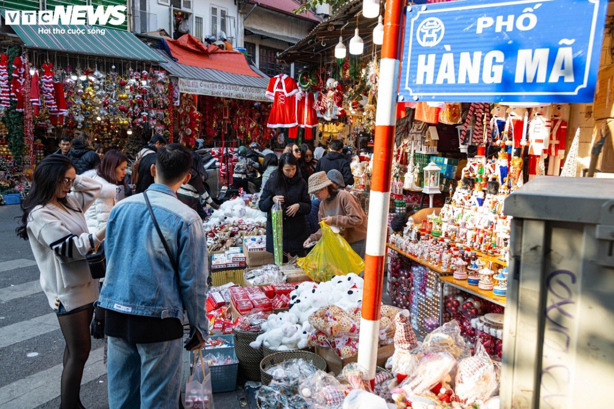 chua qua giang sinh, do trang hoang tet da duoc bay ban hinh anh 3