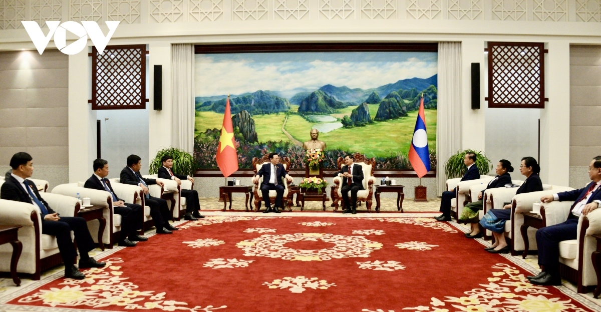 na chairman hue meets with lao senior leaders picture 2