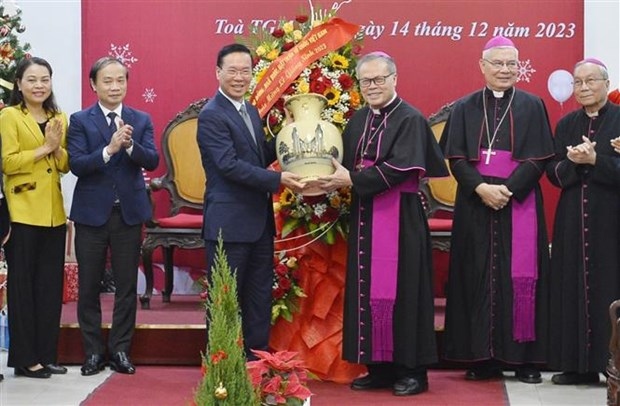 president pays pre-christmas visit to hue archdiocese picture 1