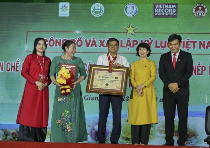 200 cakes made from rice and sticky rice set Vietnamese record