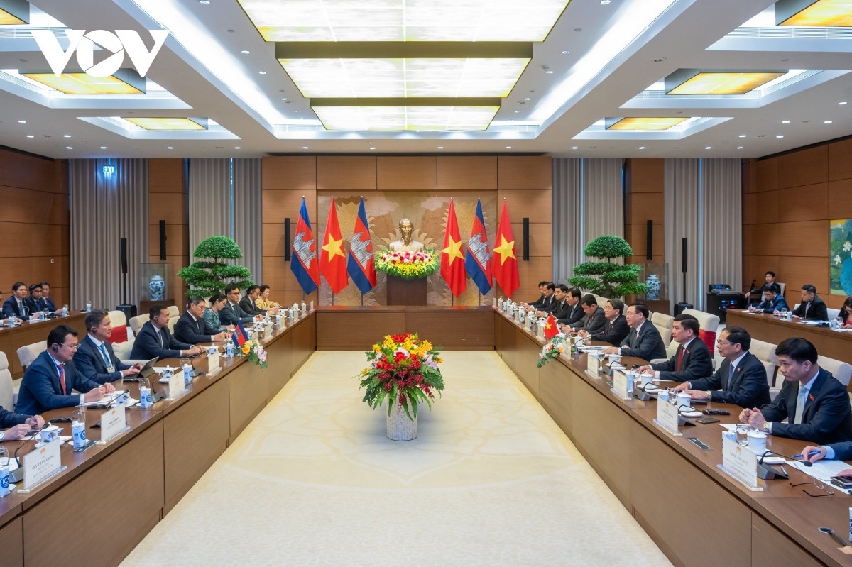 na chairman vuong dinh hue receives cambodian pm hun manet picture 2