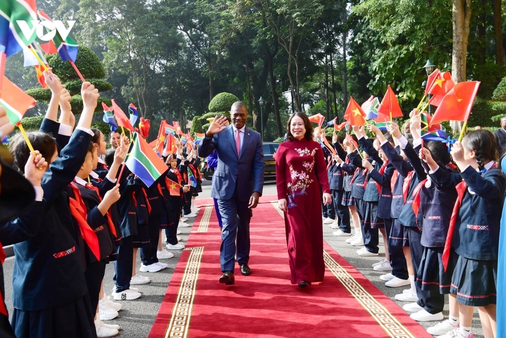 south african deputy president warmly welcomed upon arrival in vietnam picture 3