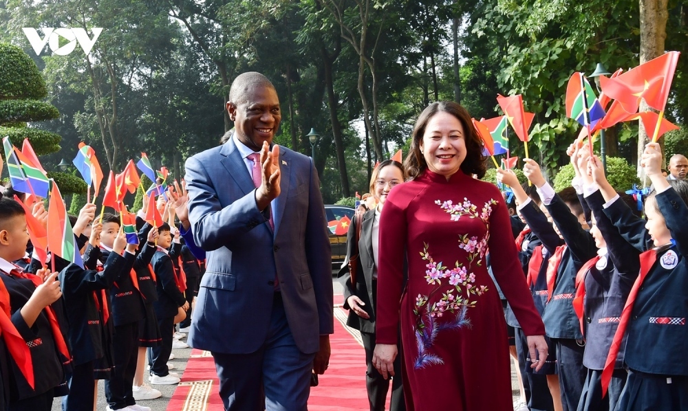 south african deputy president warmly welcomed upon arrival in vietnam picture 4