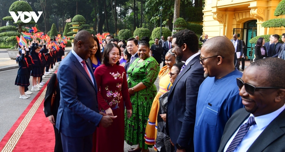 south african deputy president warmly welcomed upon arrival in vietnam picture 5