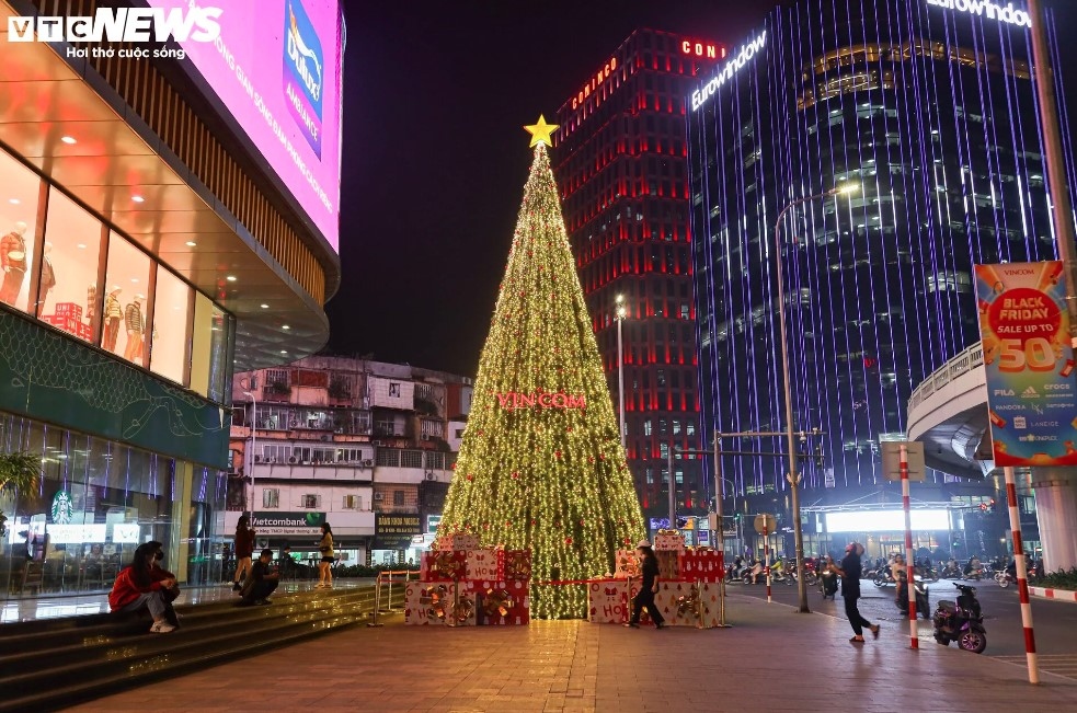 giant christmas trees in commercial centers bring festive cheer to hanoians picture 1
