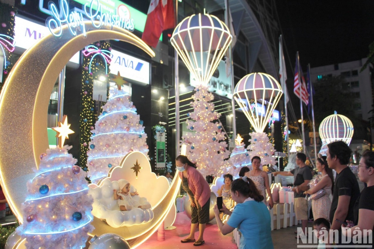early christmas atmosphere overwhelms ho chi minh city picture 10