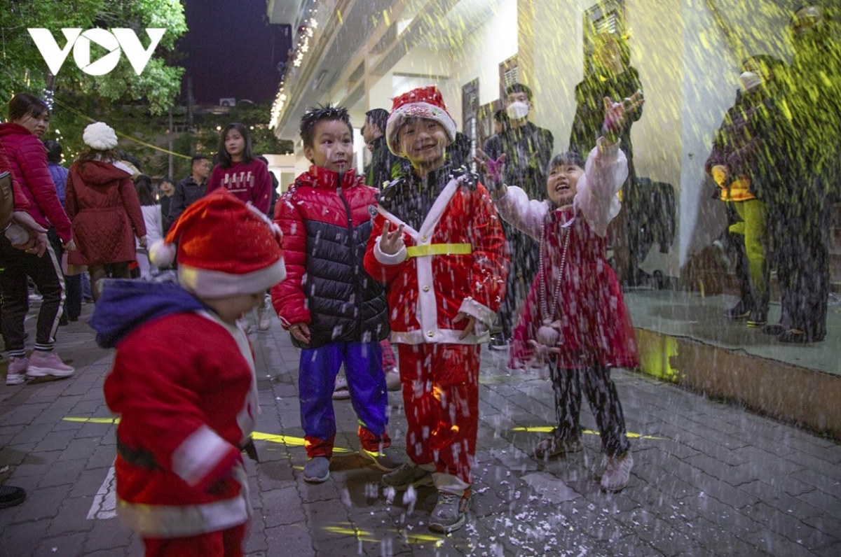 foreigners enjoy warm christmas in vietnam picture 10