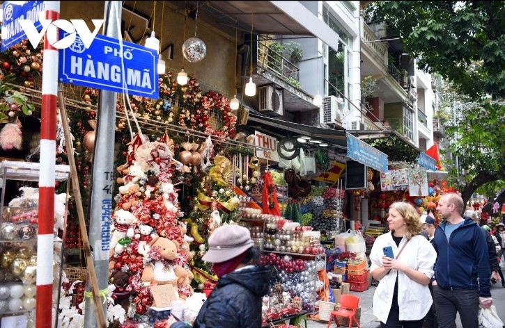 busy atmosphere descends on hanoi s old quarter for christmas picture 1