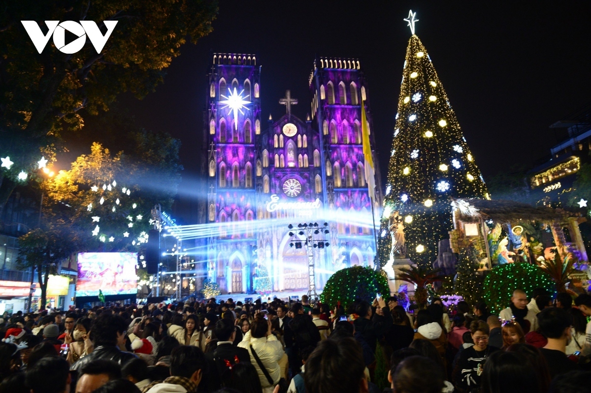 foreigners enjoy warm christmas in vietnam picture 1