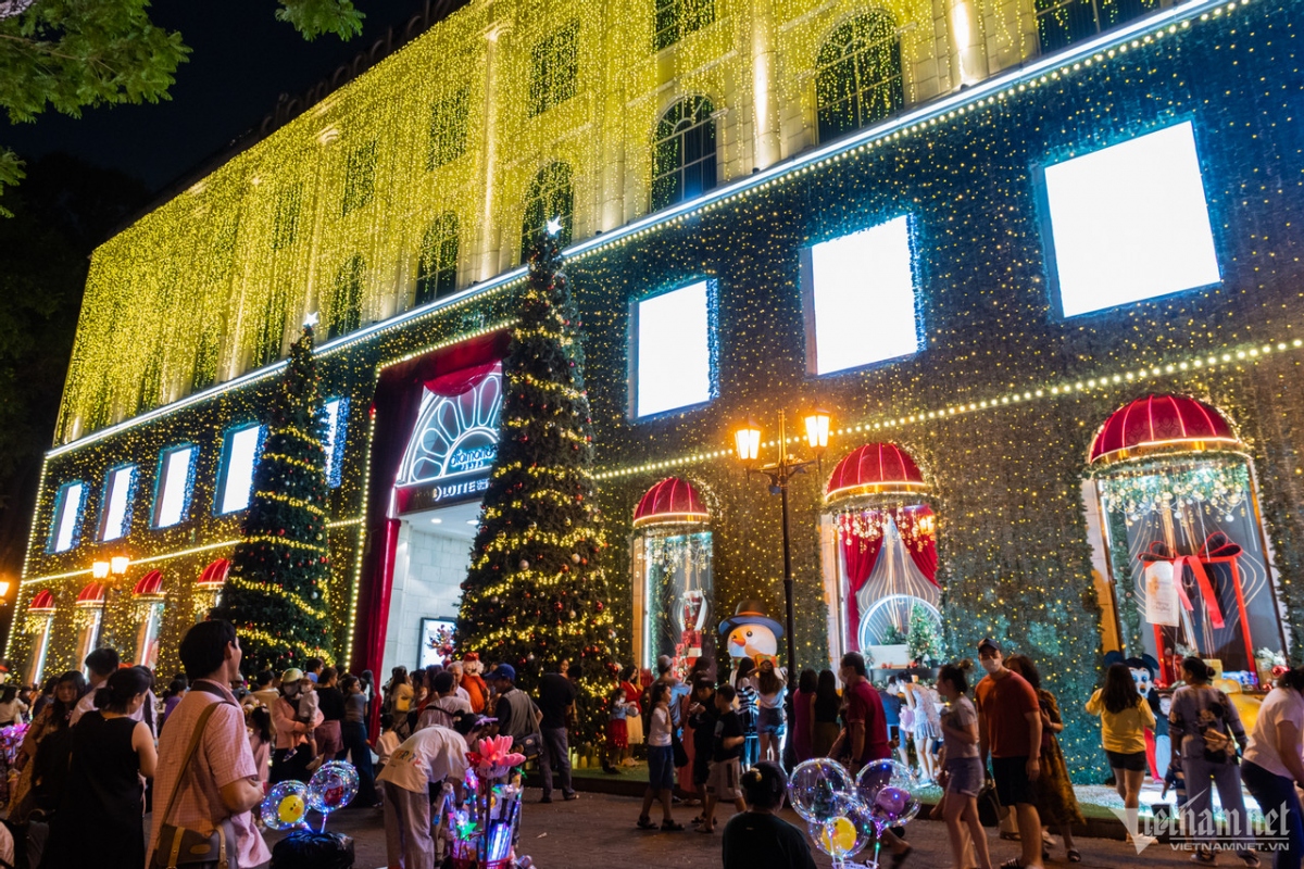 early christmas atmosphere overwhelms ho chi minh city picture 2