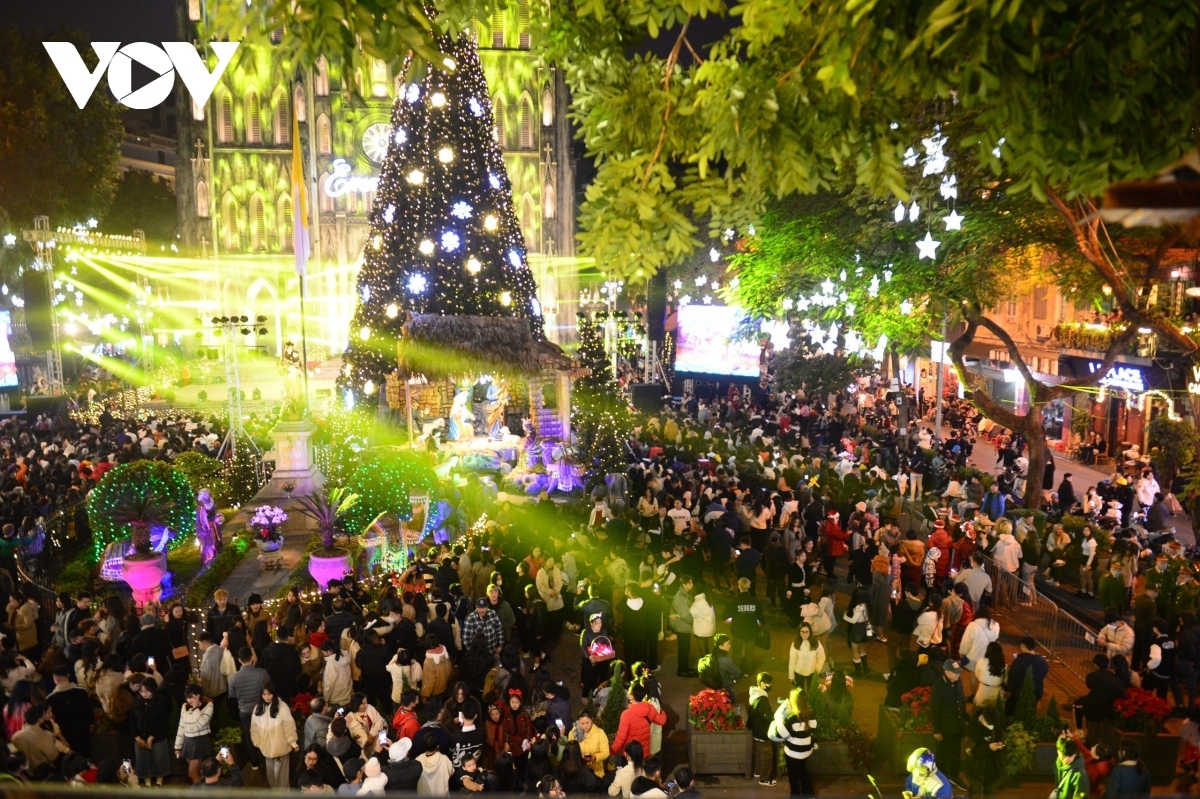 foreigners enjoy warm christmas in vietnam picture 2