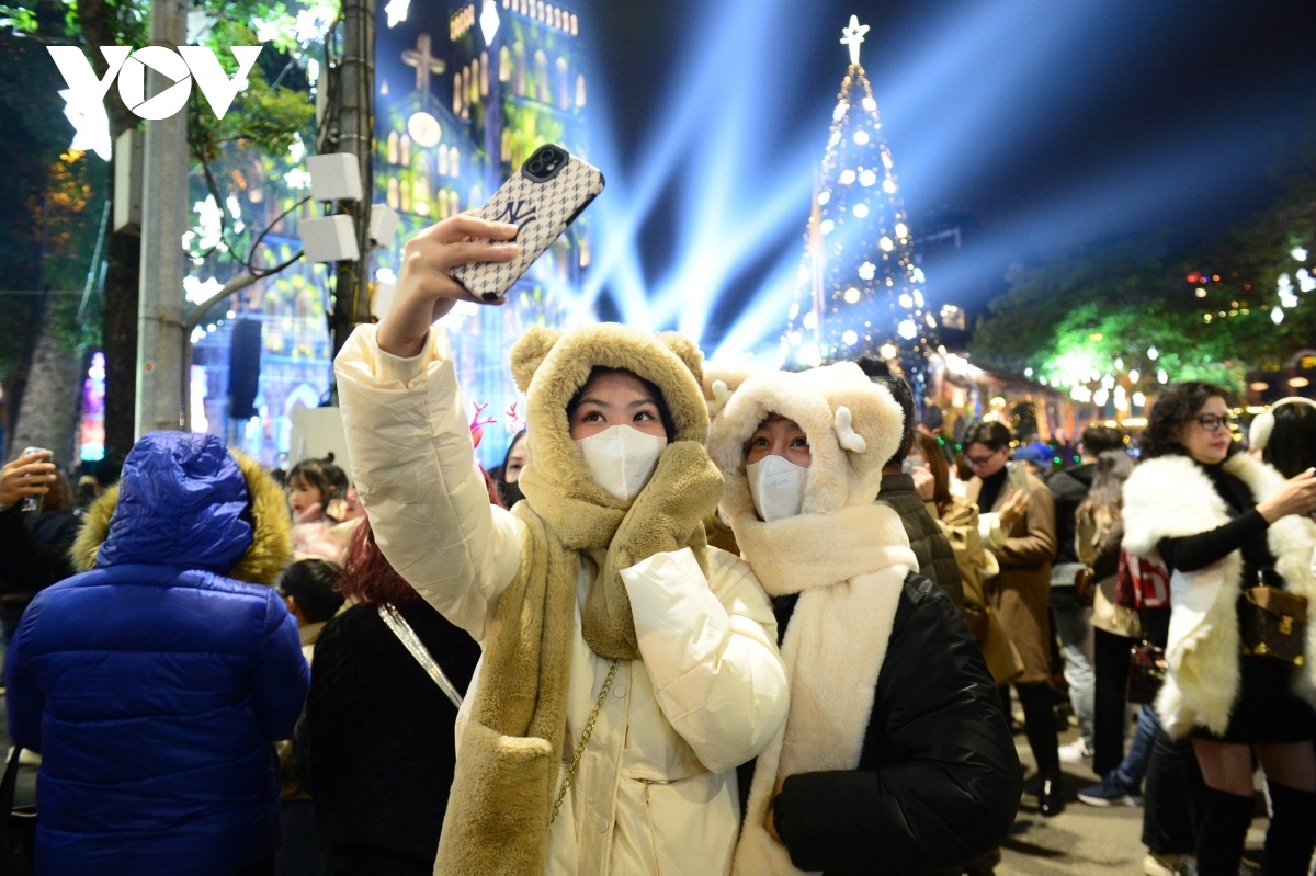 foreigners enjoy warm christmas in vietnam picture 3