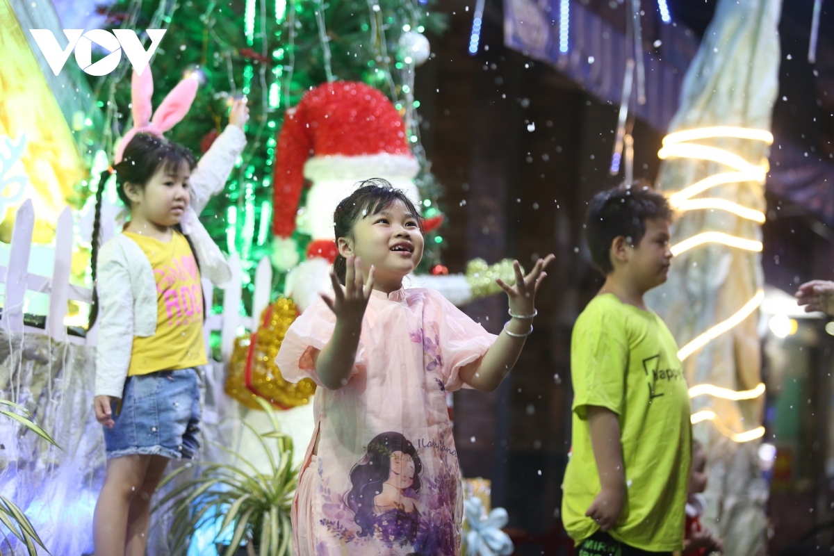 catholic parishes in hcm city sparkle in buildup to christmas picture 5