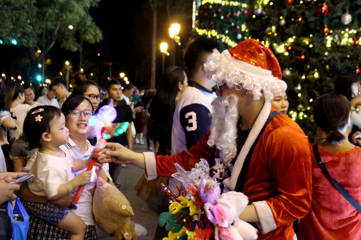 early christmas atmosphere overwhelms ho chi minh city picture 7