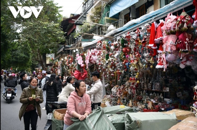 busy atmosphere descends on hanoi s old quarter for christmas picture 7