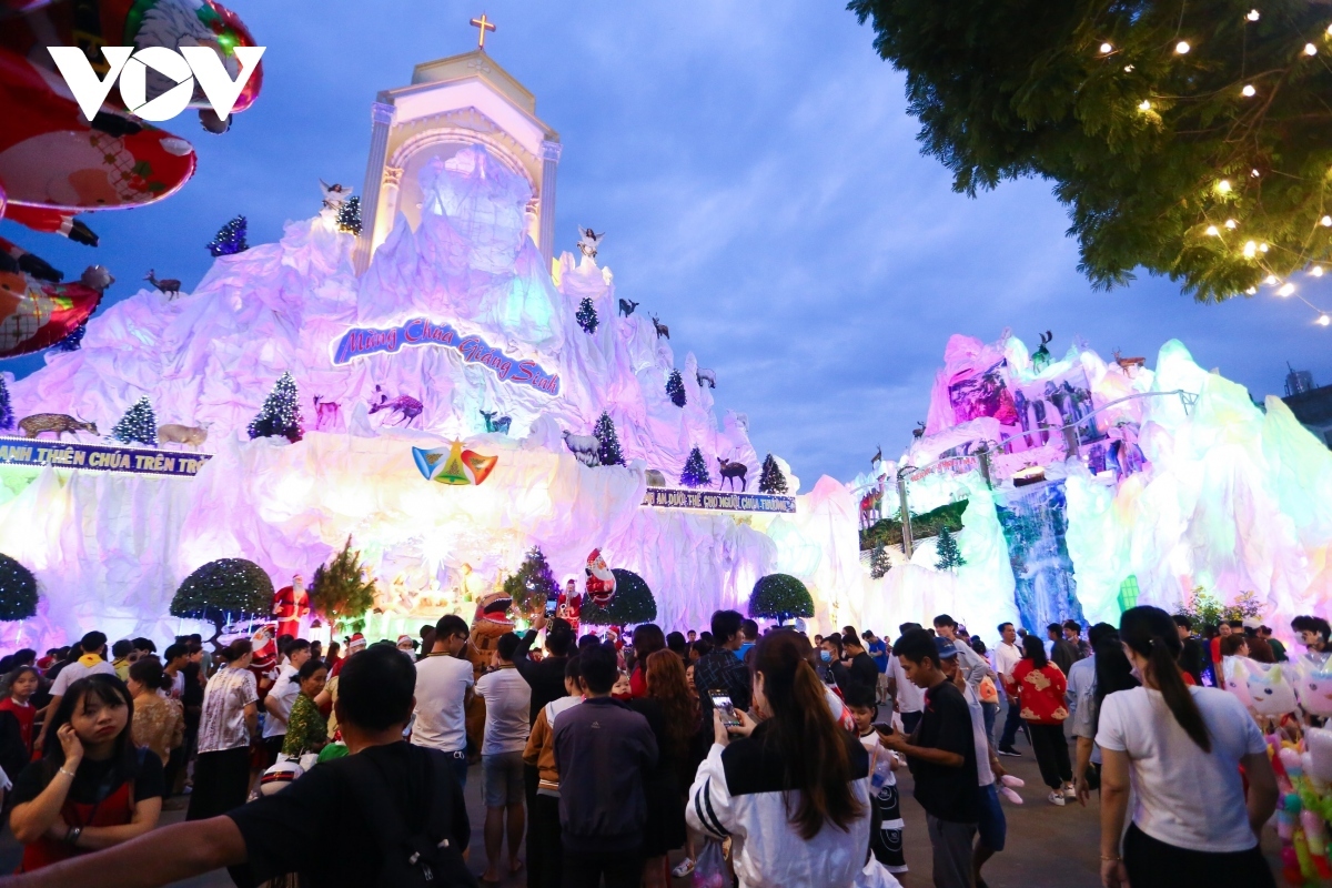 foreigners enjoy warm christmas in vietnam picture 7