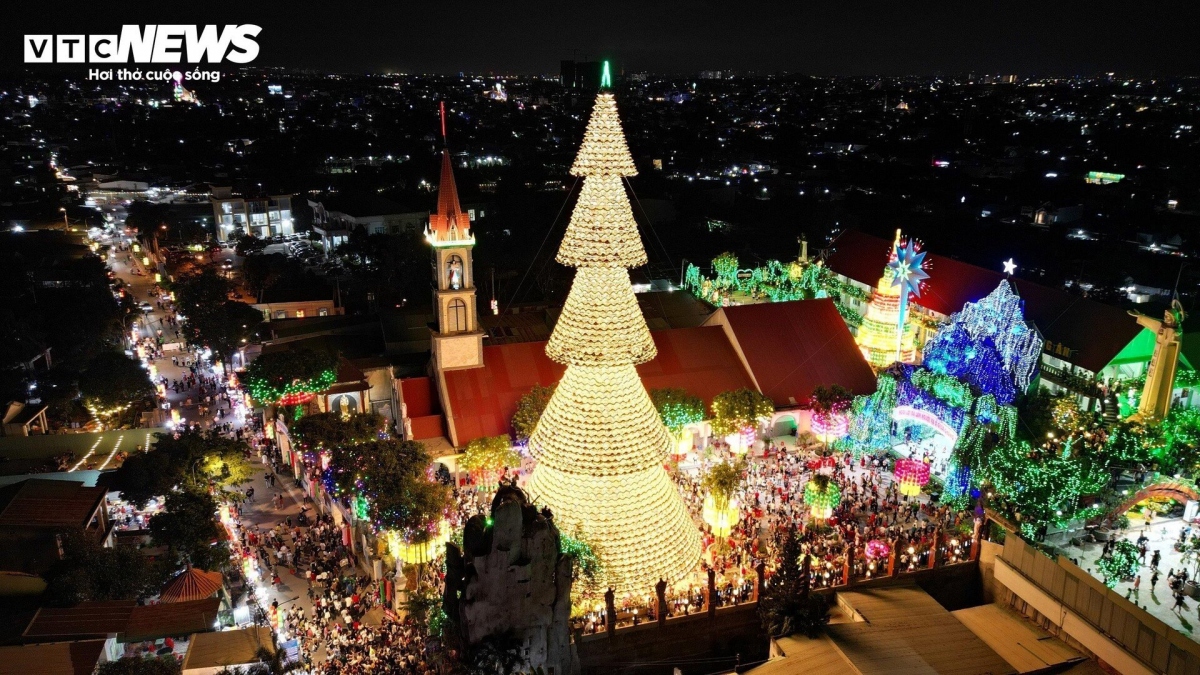 giant christmas tree made from 4,200 conical hats exhibited in dong nai province picture 1