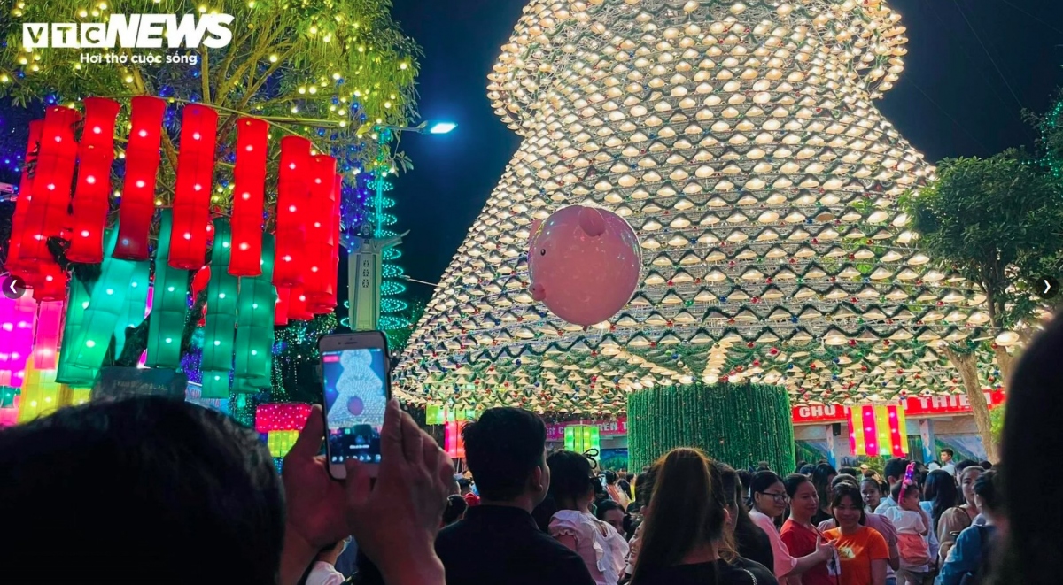 giant christmas tree made from 4,200 conical hats exhibited in dong nai province picture 10