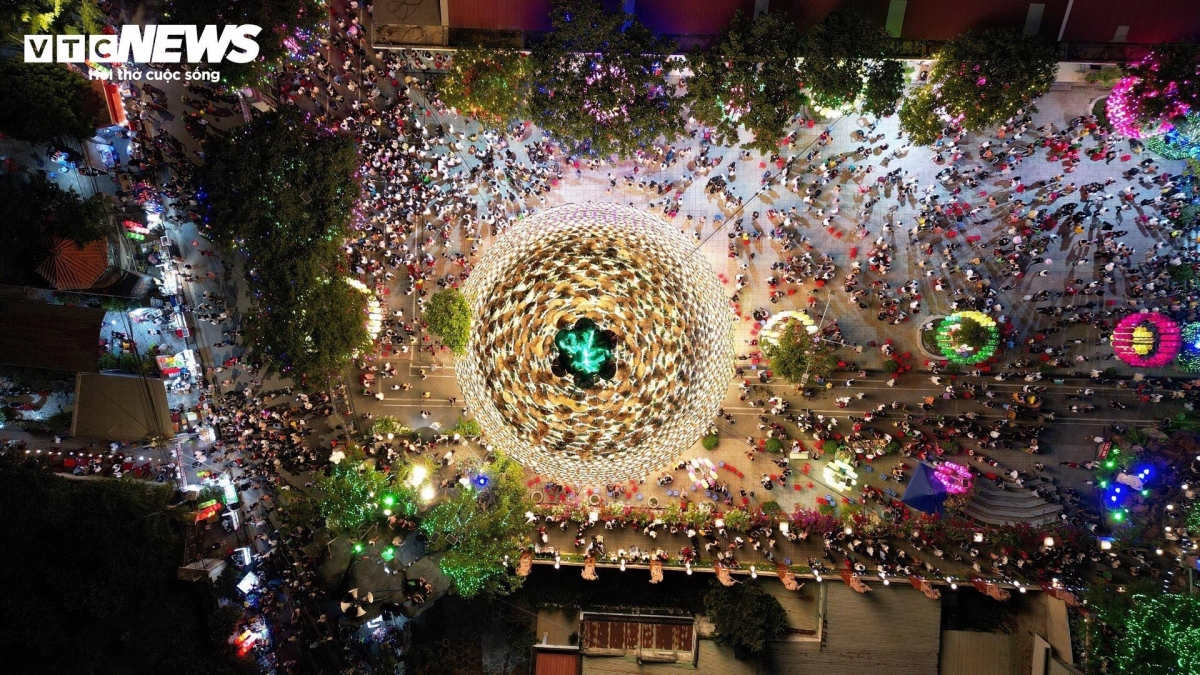 giant christmas tree made from 4,200 conical hats exhibited in dong nai province picture 3