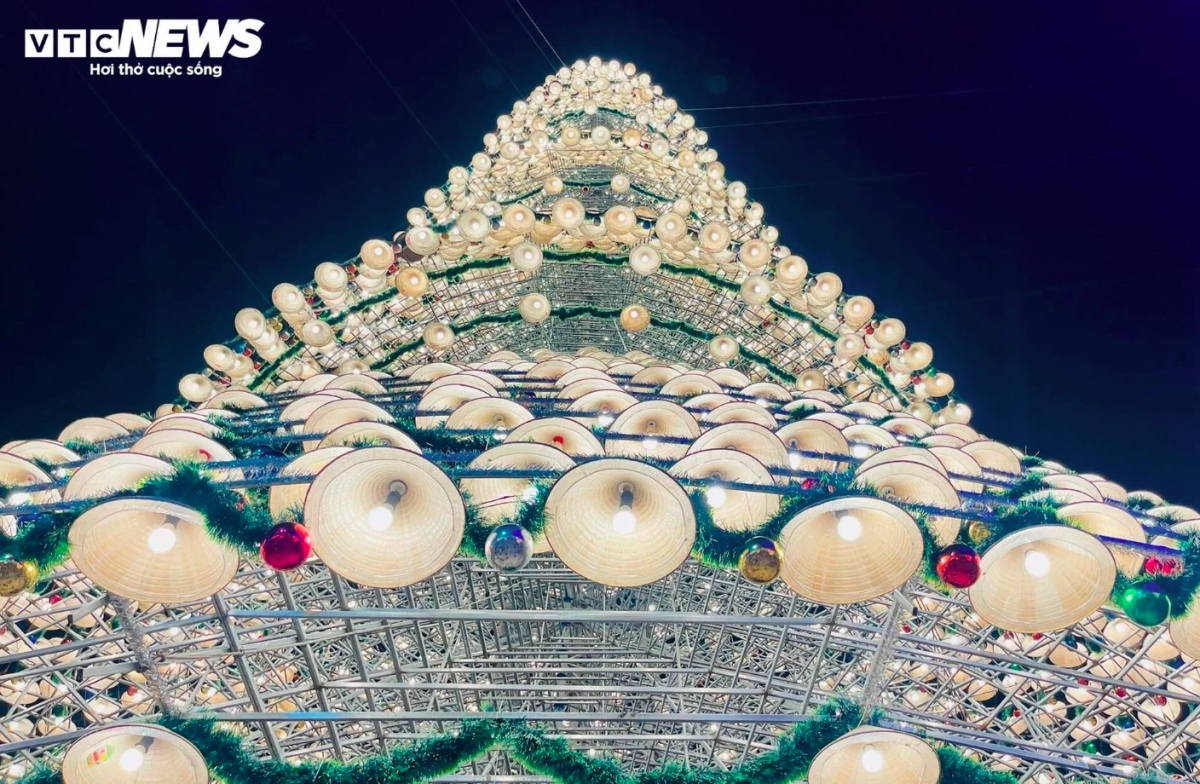 giant christmas tree made from 4,200 conical hats exhibited in dong nai province picture 4