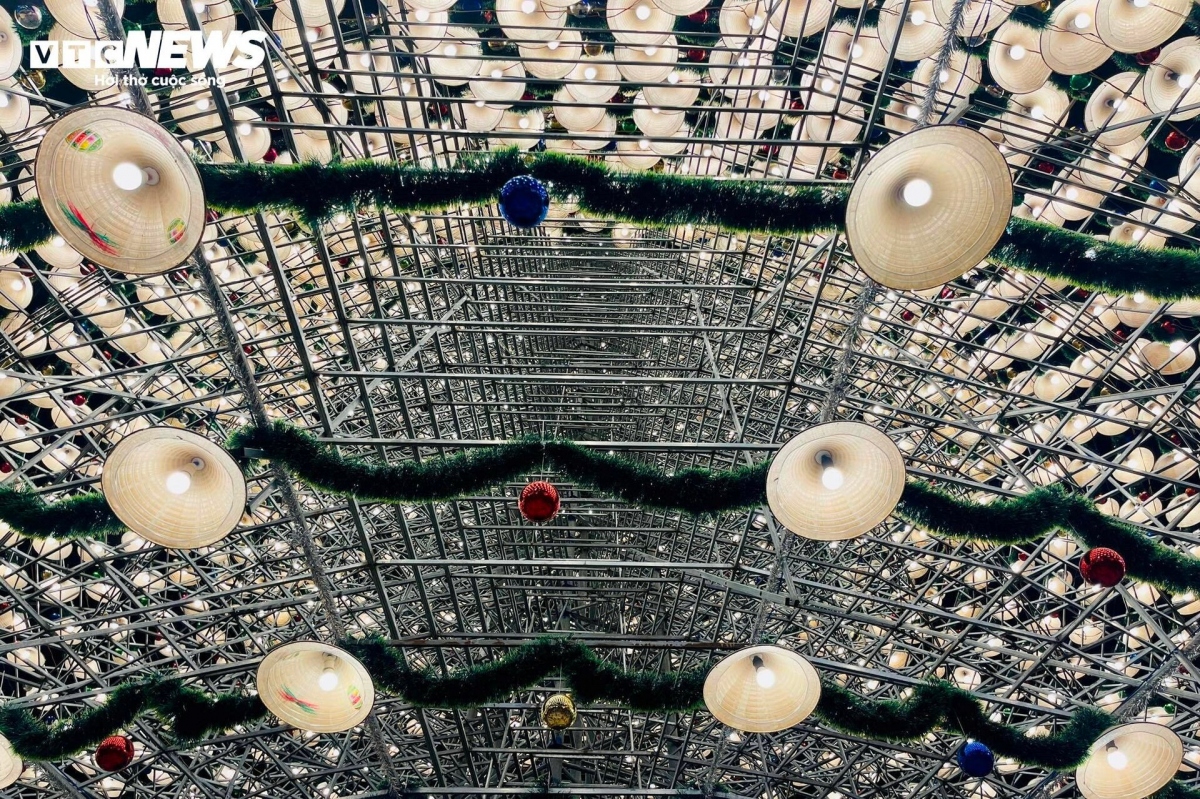 giant christmas tree made from 4,200 conical hats exhibited in dong nai province picture 5