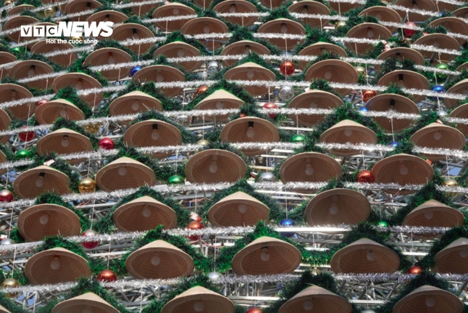 giant christmas tree made from 4,200 conical hats exhibited in dong nai province picture 6
