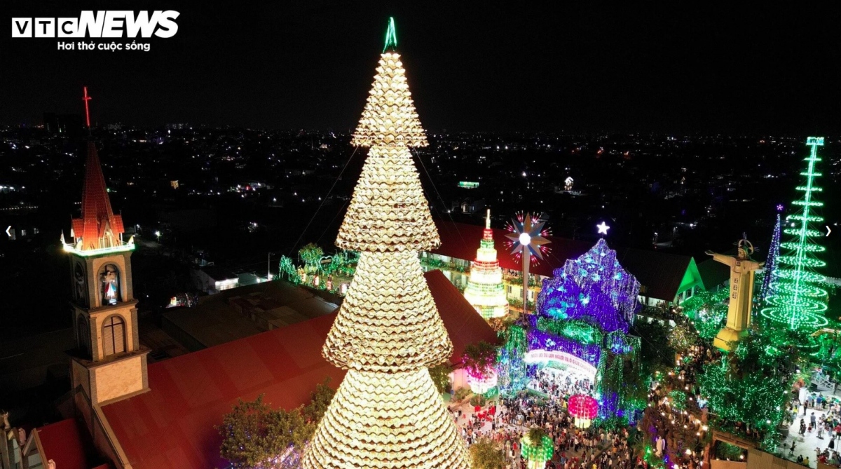 giant christmas tree made from 4,200 conical hats exhibited in dong nai province picture 8