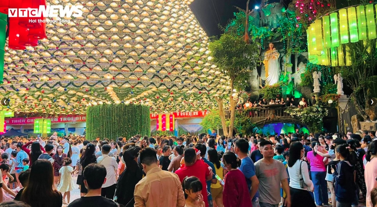 giant christmas tree made from 4,200 conical hats exhibited in dong nai province picture 9