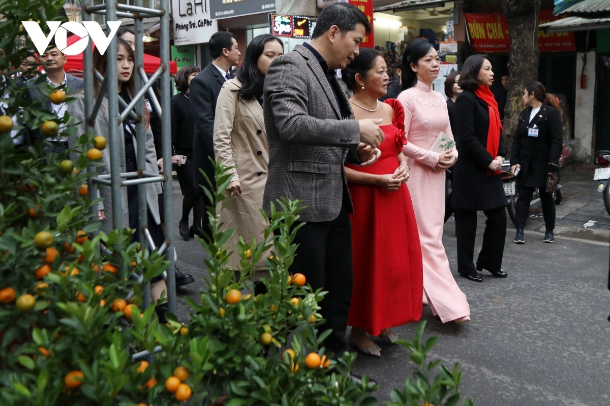 first lady of the philippines visits age-old flower market in hanoi picture 1