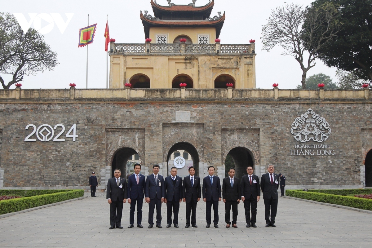 vietnamese and philippine presidents tour thang long imperial citadel picture 1