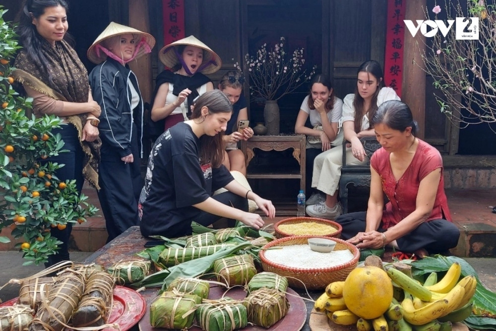 vietnamese tet in ancient village fascinates visitors picture 1