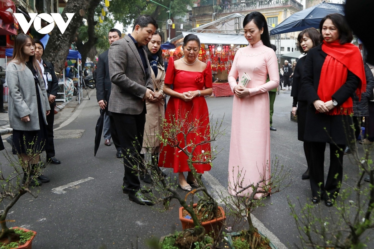first lady of the philippines visits age-old flower market in hanoi picture 2