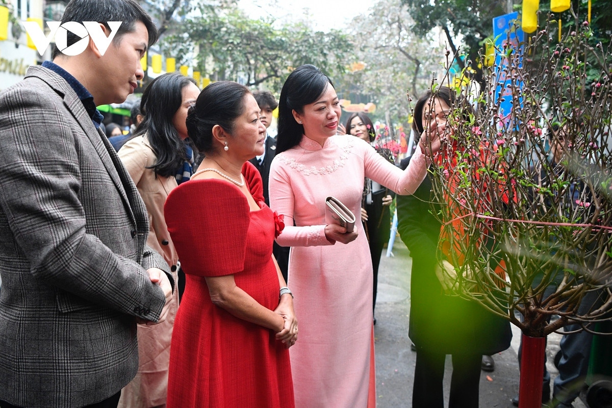 first lady of the philippines visits age-old flower market in hanoi picture 3