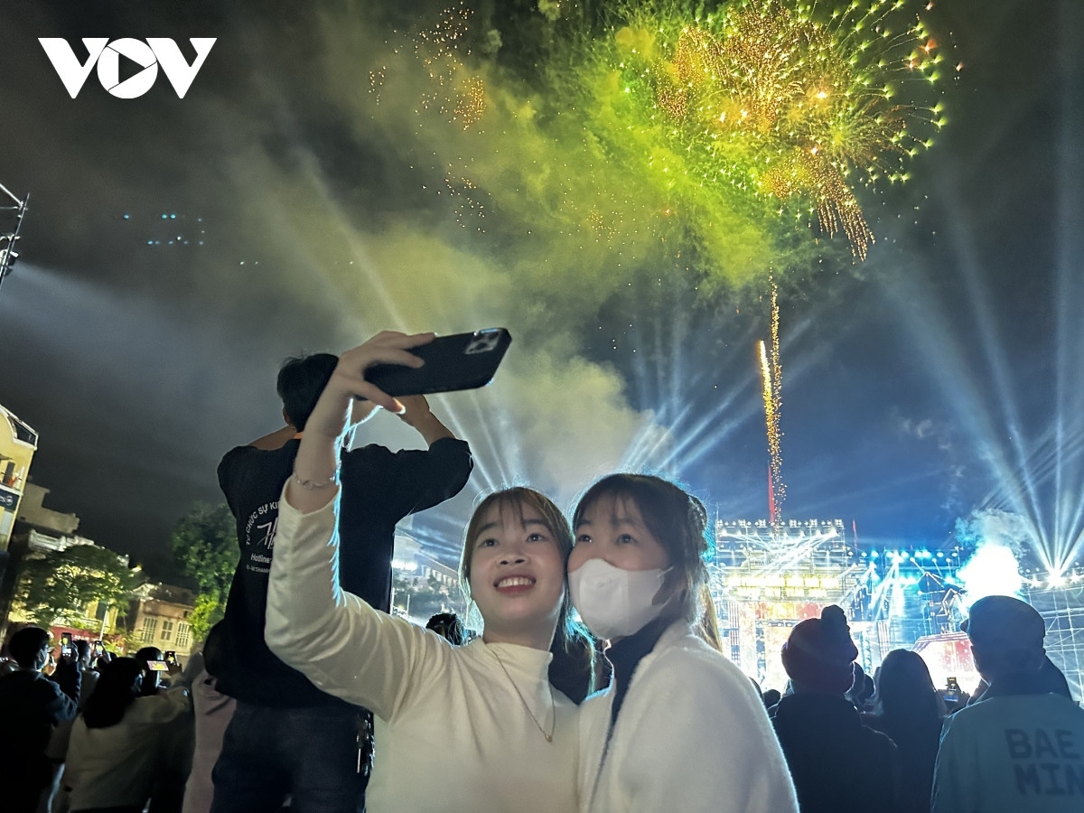 vietnamese revelers jubilantly ring in new year 2024 picture 3