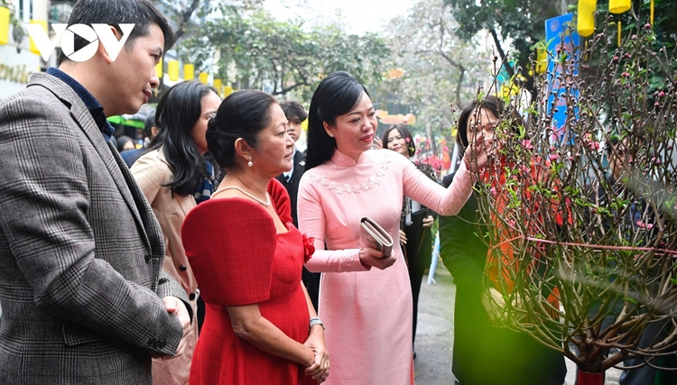 First Lady of the Philippines visits age-old flower market in Hanoi