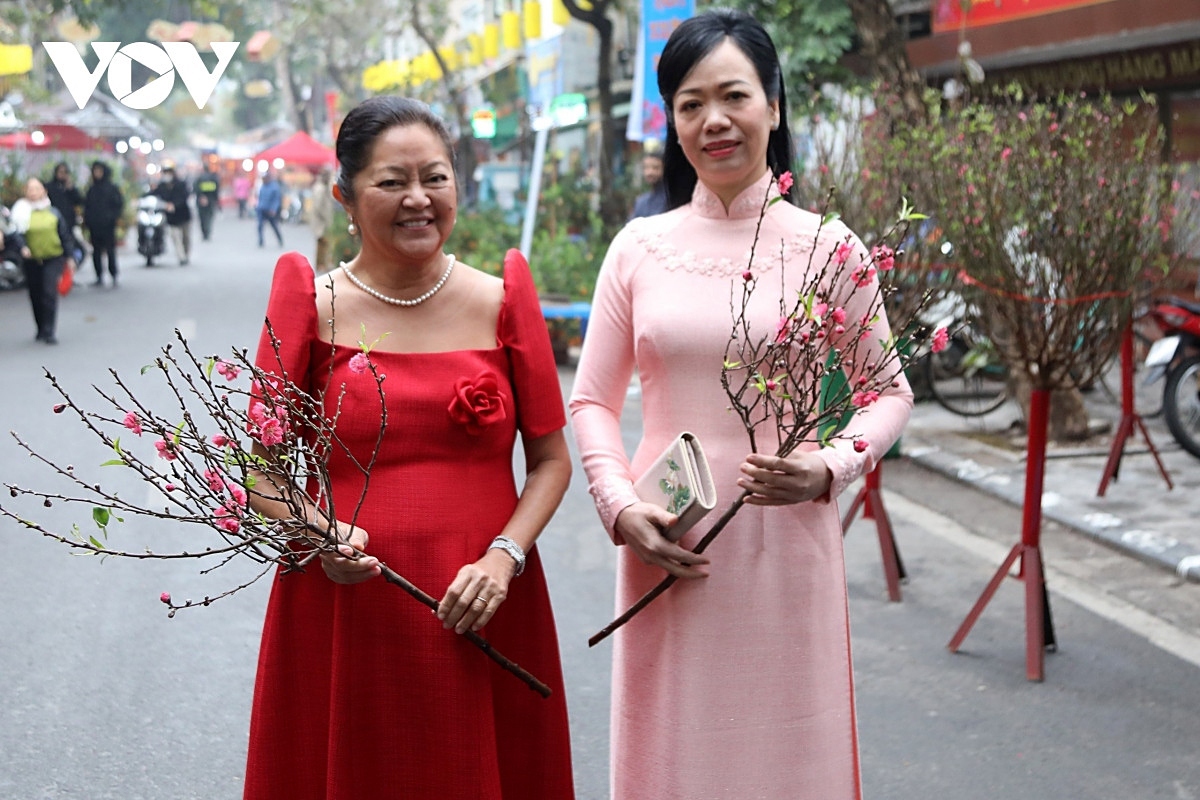 first lady of the philippines visits age-old flower market in hanoi picture 4