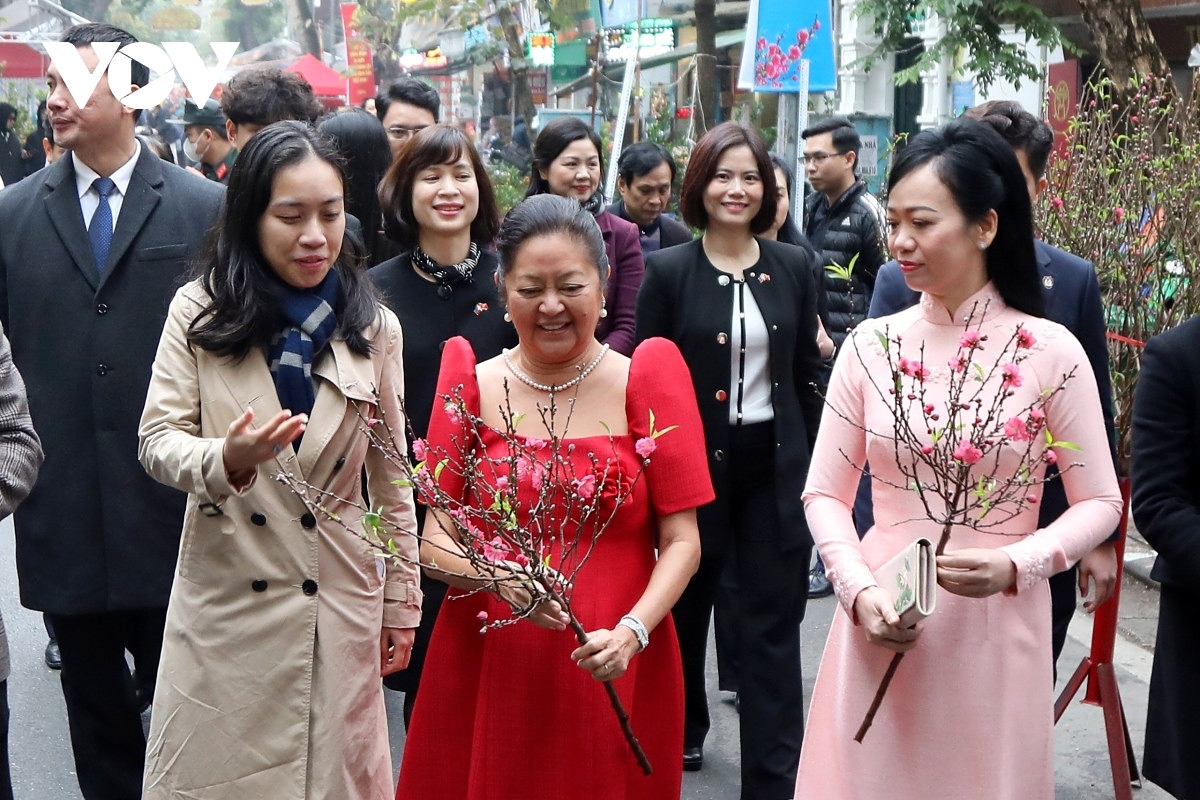 first lady of the philippines visits age-old flower market in hanoi picture 5