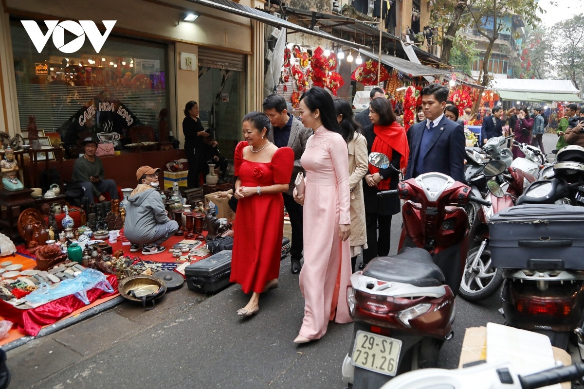 first lady of the philippines visits age-old flower market in hanoi picture 6