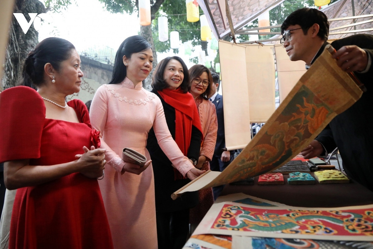 first lady of the philippines visits age-old flower market in hanoi picture 8