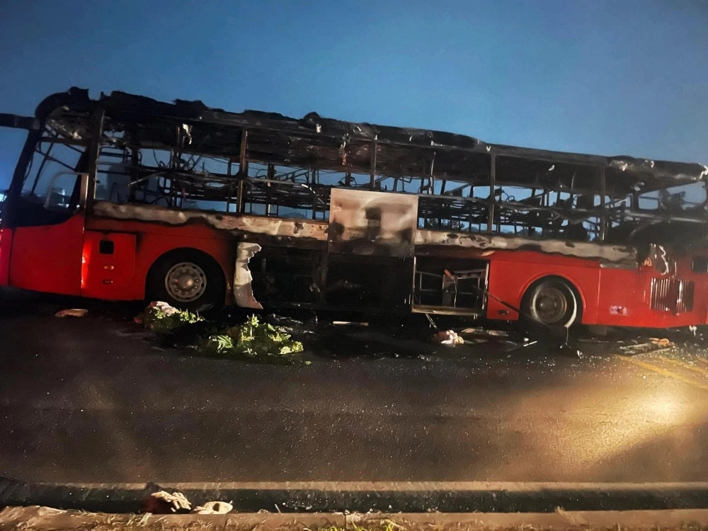 30 escape sleeper bus fire on national highway picture 1