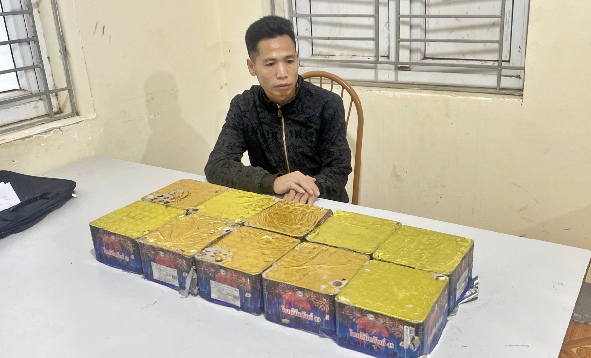 Bắt quả tang người đàn ông vận chuyển 10 dàn pháo