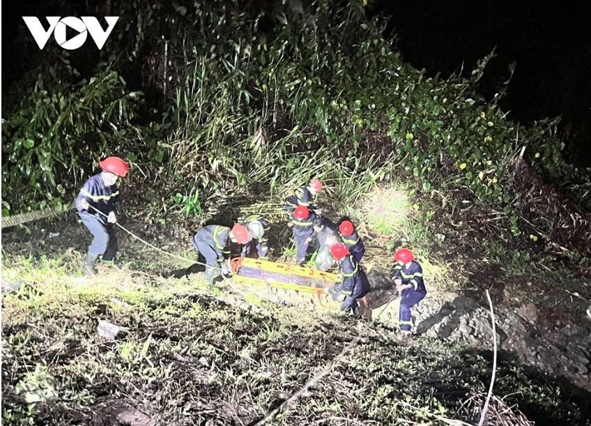 passenger bus plunges off cliff in da nang, killing three picture 2